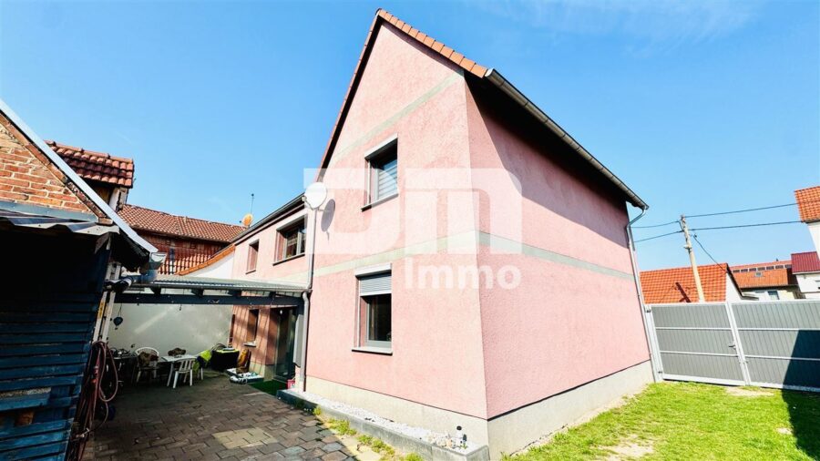 Schönes Wohnhaus mit Doppelgarage, Terrasse und Nebengelass in Traumlage - Rückansicht / Zufahrt